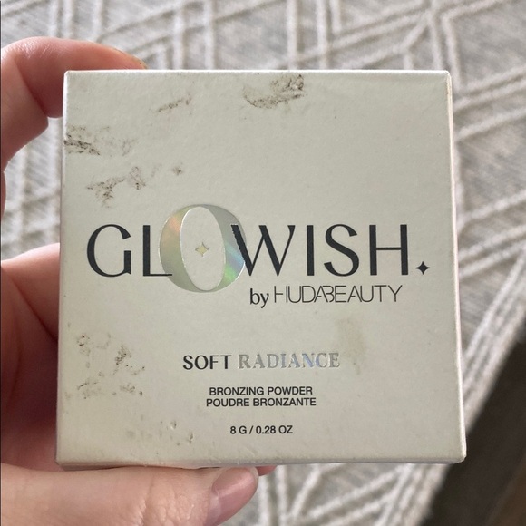 Huda Beauty GloWish Soft Radiance Bronzing Powder - Picture 2 of 4